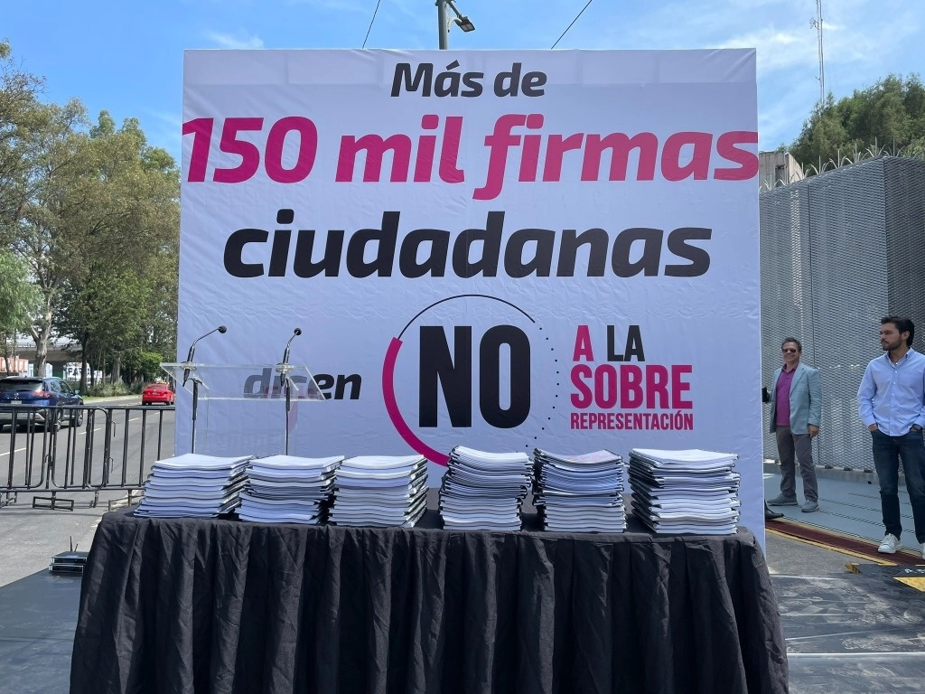 Templete instalado frente a la sede del TEPFJ donde fueron apilados los cuadernos engargolados que contienen las más de 150 mil firmas que solicitan la intervención de los magistrados. Imagen difundida por https://x.com/CesarDamianR
