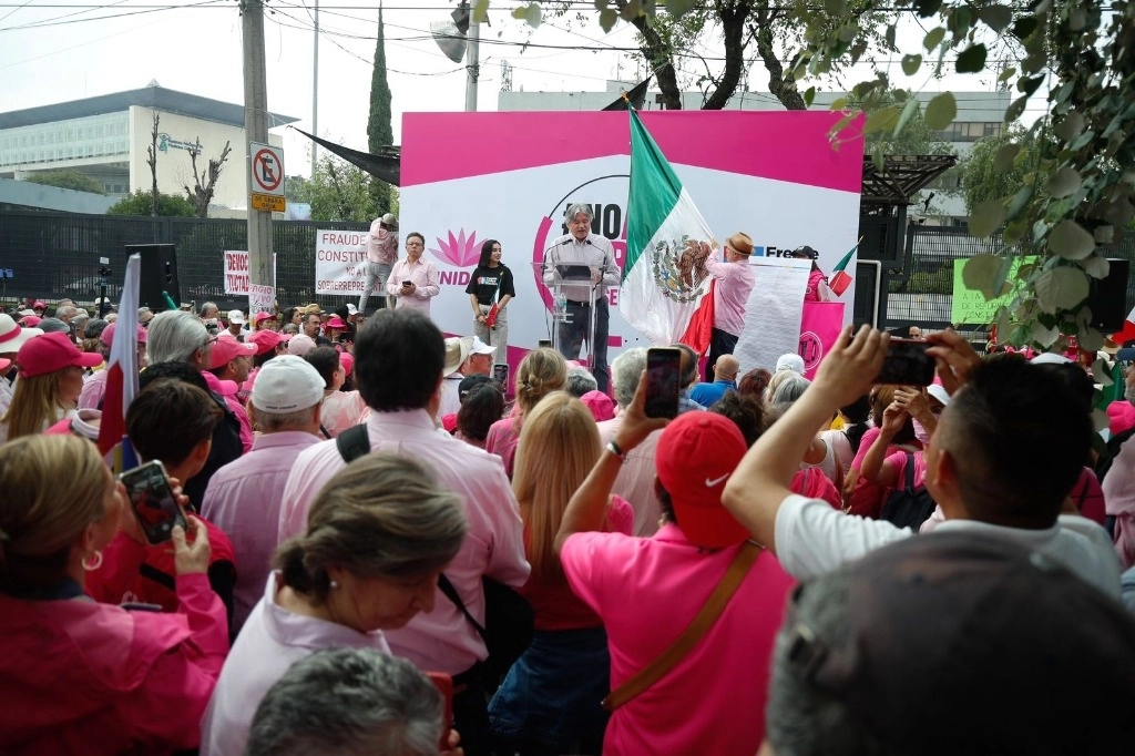 Seguidores del Frente Cívico Nacional se manifestaron con la concentración “No a la sobrerrepresentación” frente al INE, ubicado al sur de la Ciudad de México, el 11 de agosto de 2024. Foto Cristina Rodríguez
