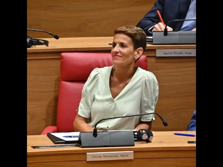 La socialista María Chivite  tuvo una mayoría simple de 21 votos a favor, 20 en contra y las nueve abstenciones del grupo de EH-Bildu. Foto Twitter @mavichina
