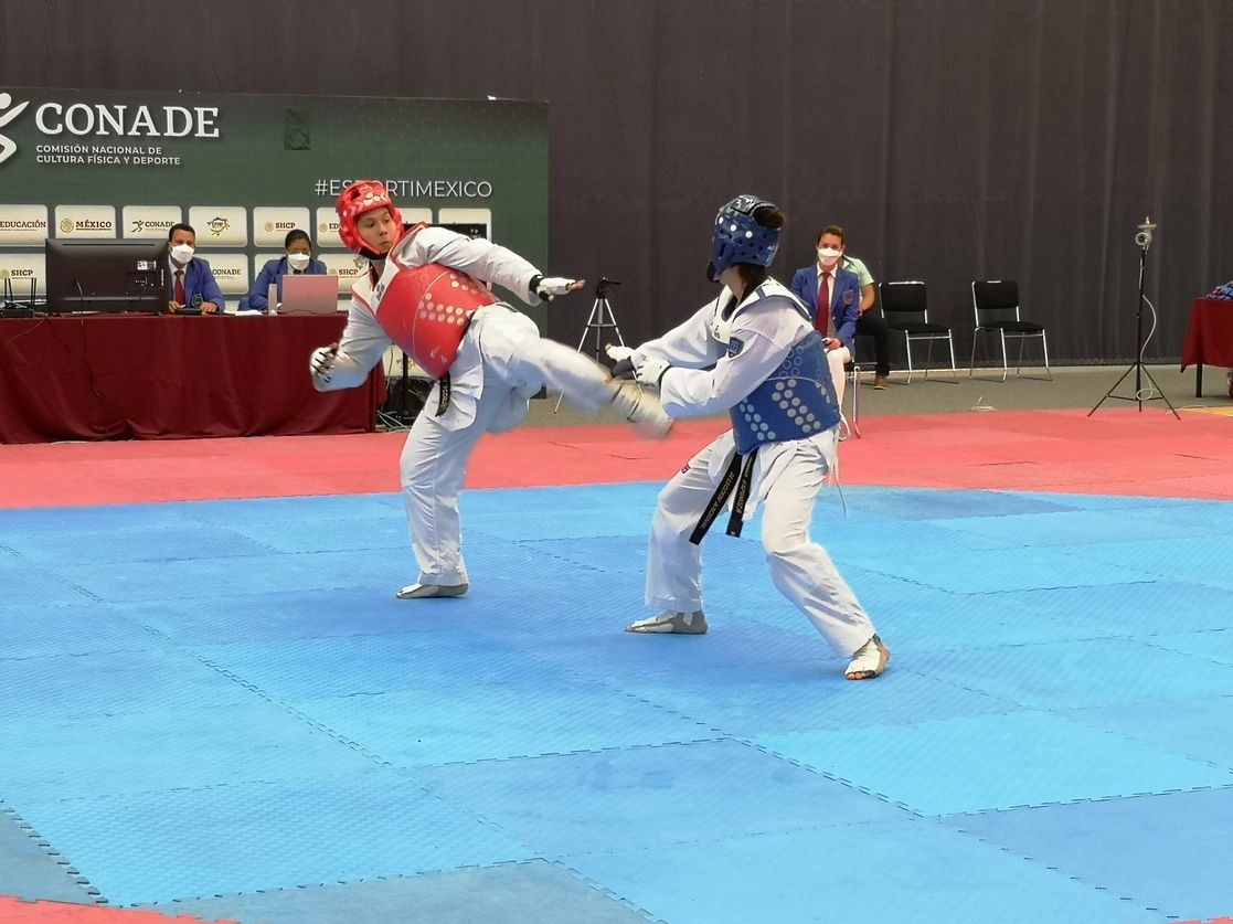María del Rosario Espinoza y Briseida Acosta definieron en un combate a la representante de TKD de México en los JO de Tokio. Foto tomada de la cuenta de Twitter @femextkdoficial