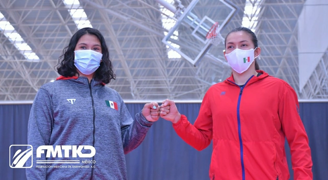 María Espinosa y Briseida Acosta en la ceremonia de pesaje previa al encuentro de este sábado donde se disputarán la plaza olímpica para Tokio en el taekwondo. Foto tomada del Twitter de @femextkdoficial 
