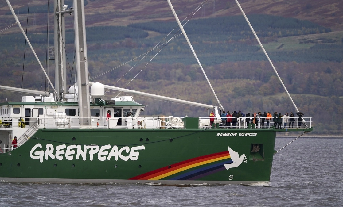 La poblana de 19 años, María Reyes, navegó junto con otros cuatro jóvenes de otros continentes en el 'Rainbow Warrior' de Greenpeace, para llegar a la COP26 de Glasgow, Escocia. La imagen, del pasado 1 de noviembre. Foto Ap 