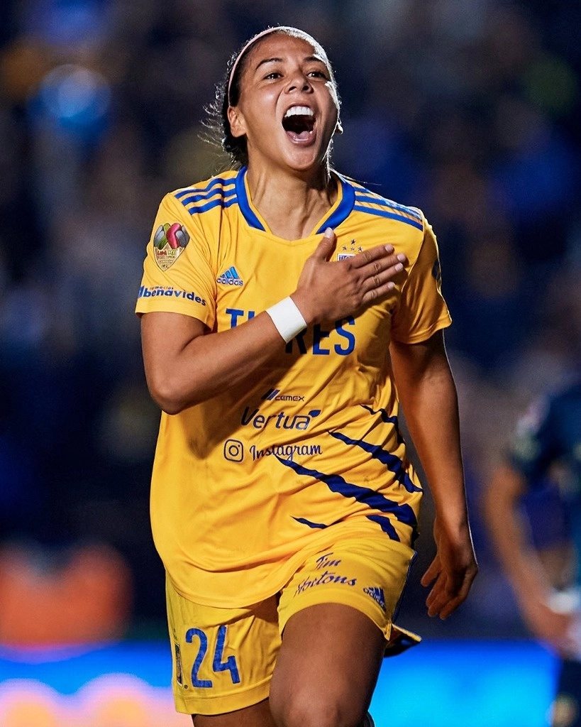 La ex jugadora de Tigres femenil renovó por tres años con el Houston Dash de la liga de futbol femenil de los Estados Unidos (NWSL). Foto tomada de X @ClubTigresEN