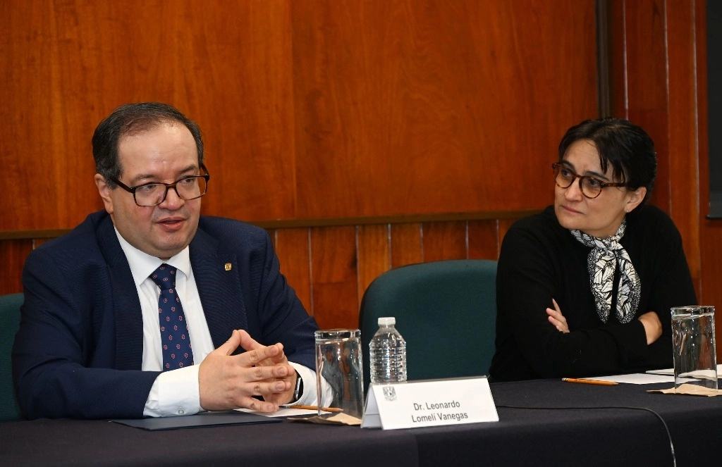 El rector de la UNAM, Leonardo Lomelí, y la académica e investigadora Funes Argüello. Imagen difundida por https://www.unam.mx/