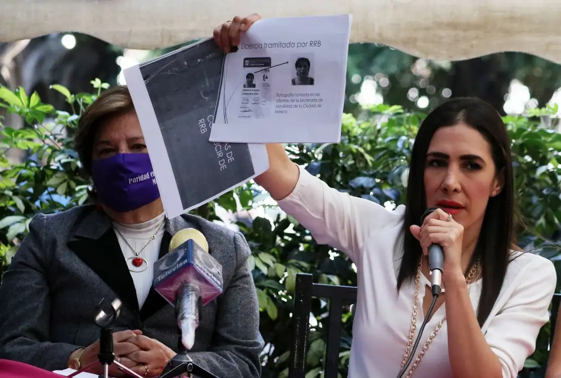 Mariana Moguel Robles, hija de Rosario Robles, declaró que la Fiscalía General de la Republica fabricó los delitos de los que se le acusa y exige su libertad, el 7 de diciembre de 2021. Foto Cuartoscuro
