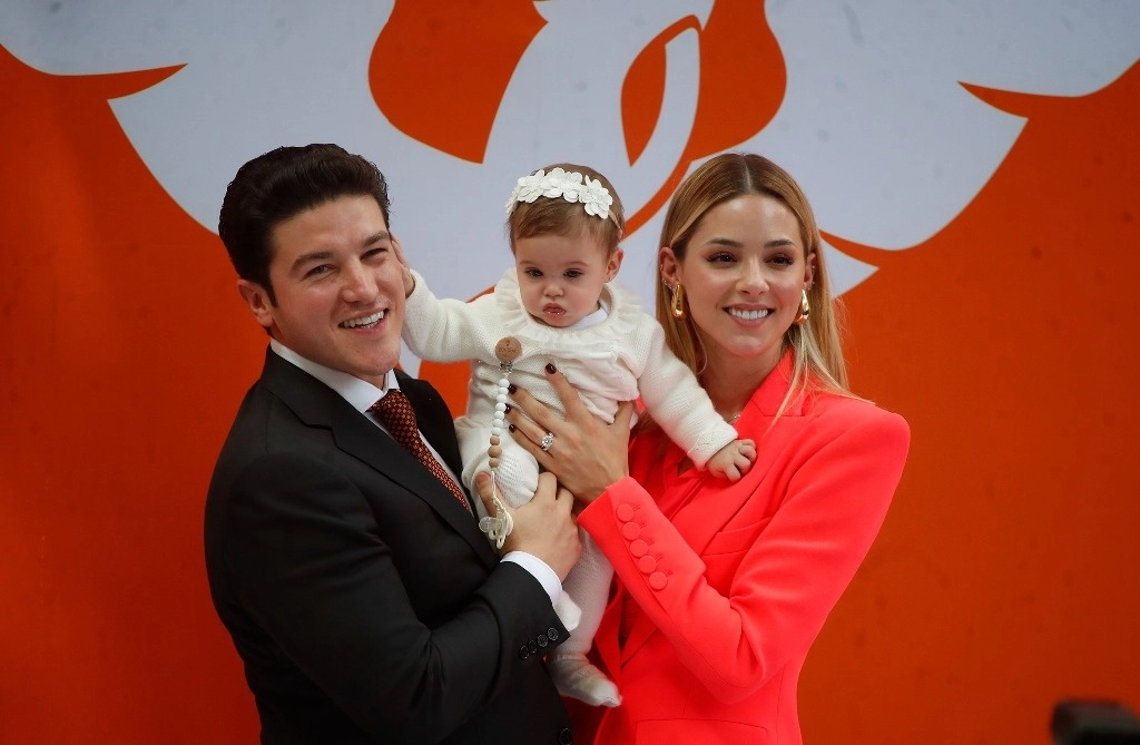Samuel García, gobernador de Nuevo León, y su esposa Mariana Rodríguez, sostienen a su hija Mariel. Foto Cristina Rodríguez / archivo