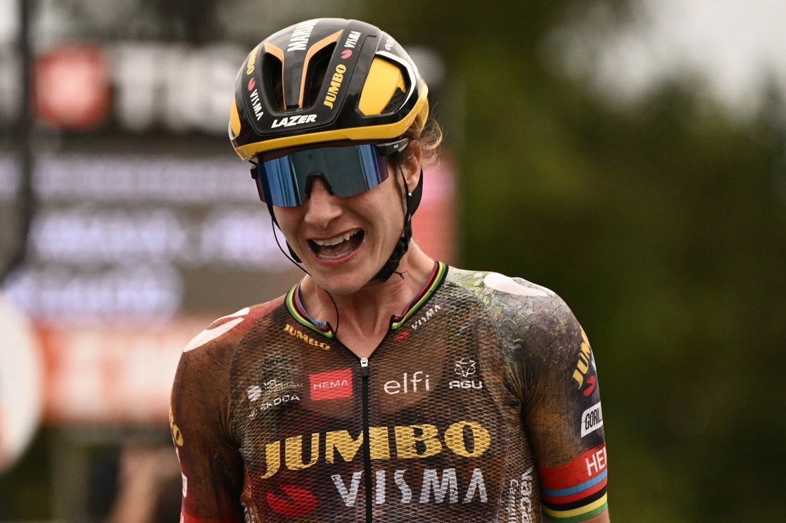 La ciclista holandesa del equipo Jumbo Visma, Marianne Vos, celebra su triunfo en la segunda etapa de la nueva edición de la carrera ciclista del Tour de Francia femenino, el 25 de julio de 2022. Foto Afp