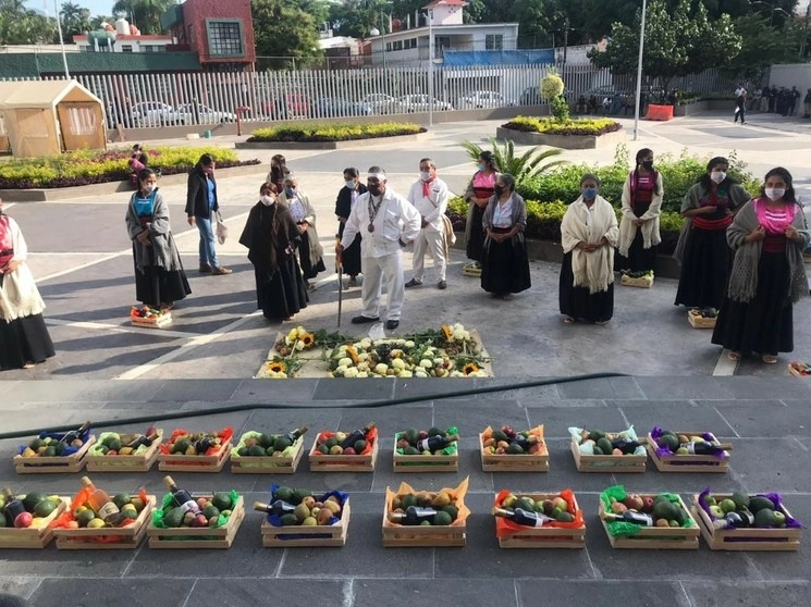 Indígenas de Hueyapan, Morelos. Foto tomada del Twitter del @GobiernoMorelos
