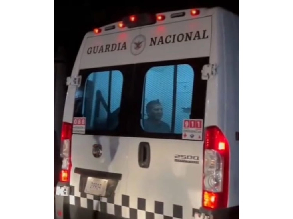 El ex gobernador poblano Mario Marín Torres, al ser trasladado ayer por efectivos de la Guardia Nacional del penal de El Altiplano, en el estado de México, a su casa en Puebla, donde enfrentará un proceso penal en arraigo domiciliario. Foto ‘La Jornada’