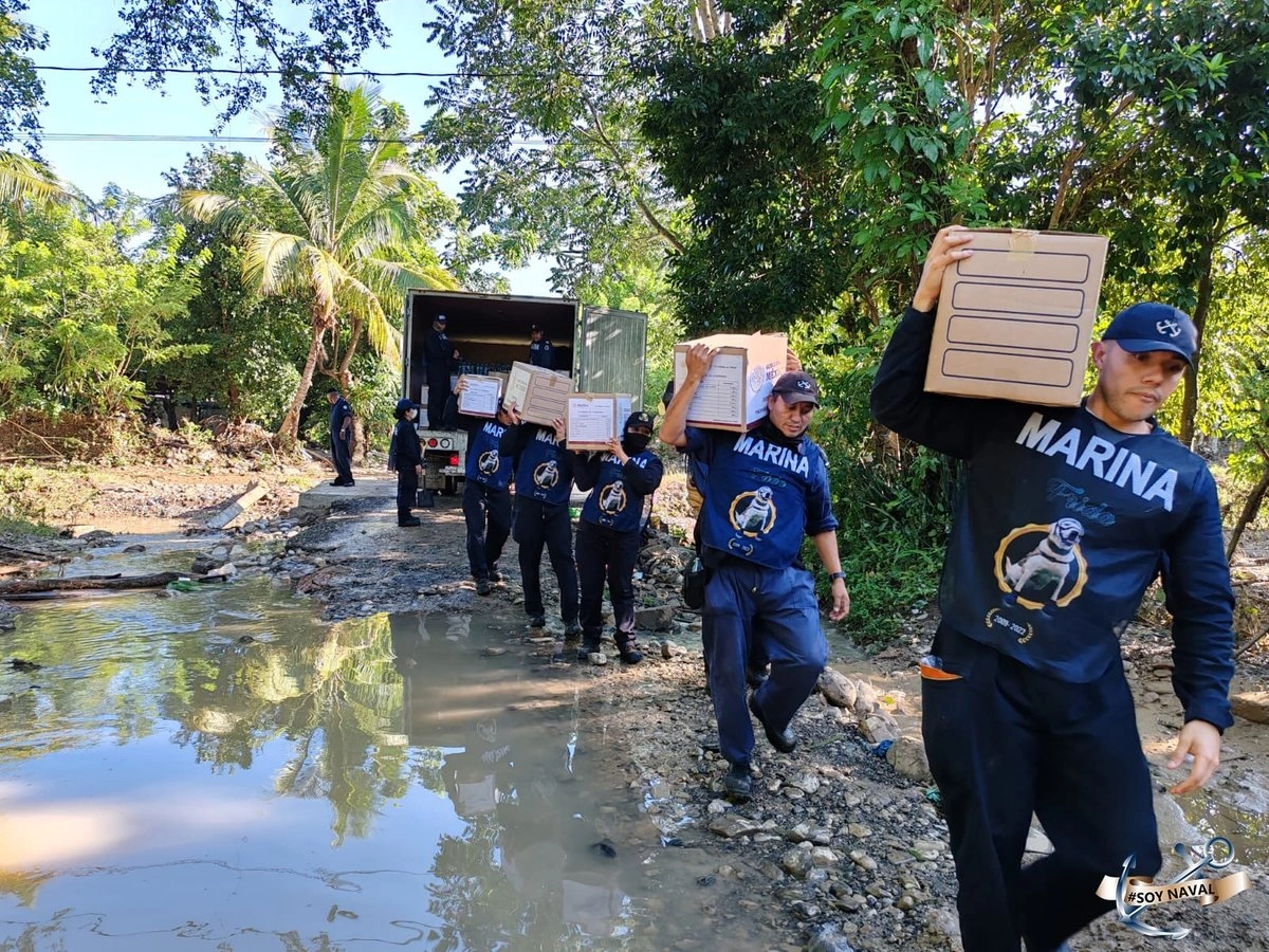 Personal de la Marina brinda apoyo a la población afectada por lluvias. Foto 