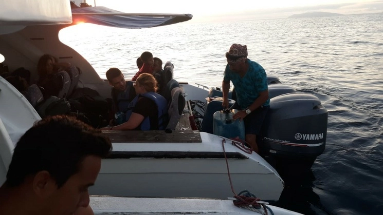 Los 25 pasajeros y dos tripulantes quedaron a la deriva cuando visitaban las islas ecuatorines de Galápagos, detalló la Marina de Ecuador. Foto Tomada del Twitter @armada_ecuador  