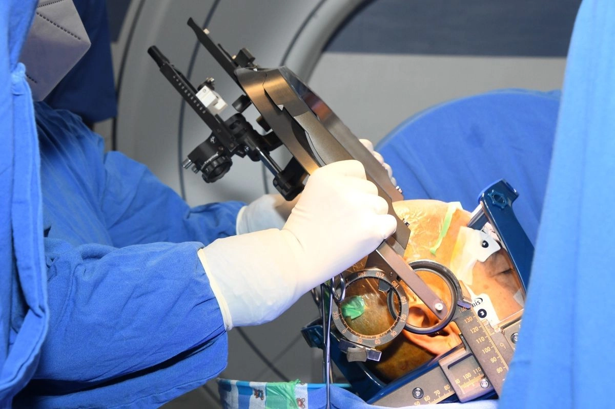  En el Centro Médico Naval de la Secretaría de Marina se realiza una cirugía de estimulación cerebral para pacientes con Parkinson avanzado. 