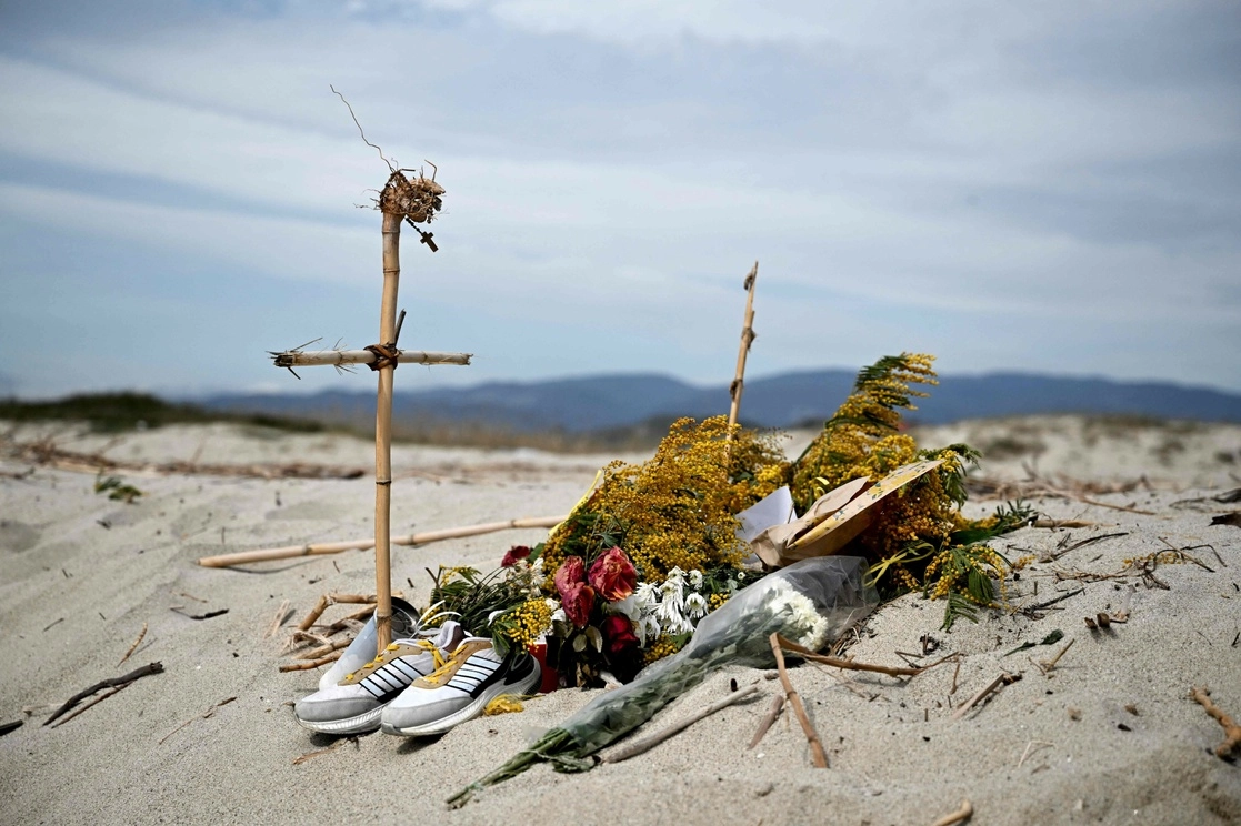 Flores y cruces colocadas como un monumento en una playa cerca de Cutro, donde al menos 72 inmigrantes murieron el 26 de febrero, después de que su barco se hundiera frente a la región de Calabria, en el sur de Italia. Foto Afp