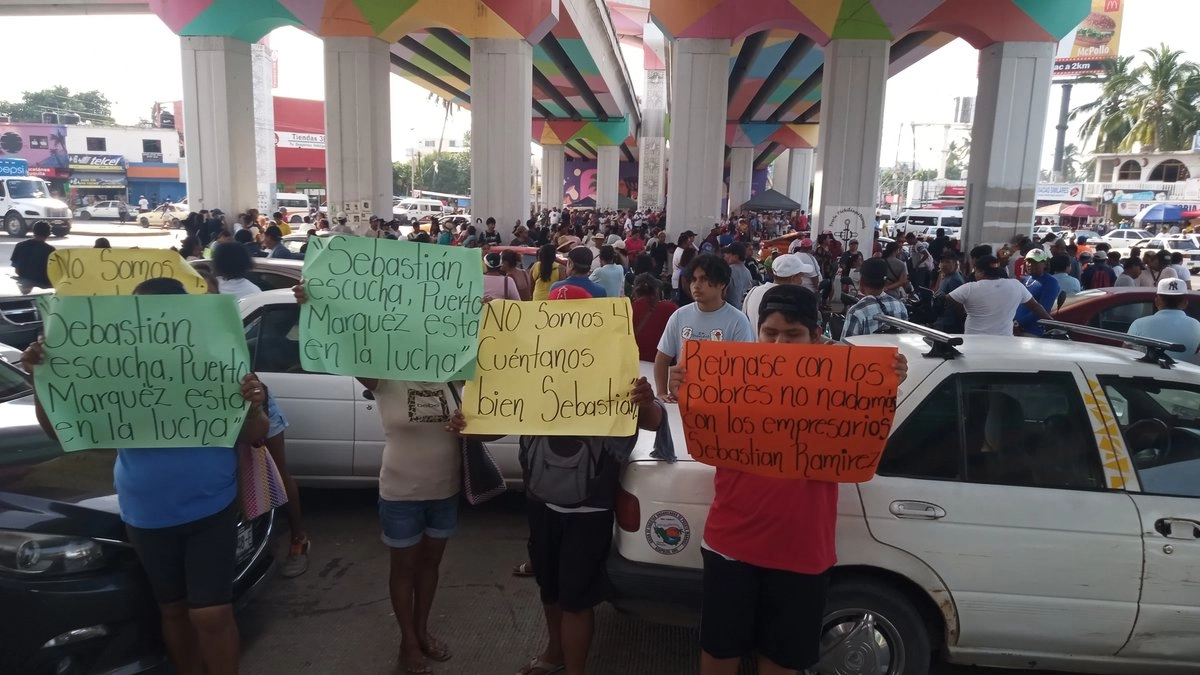 En una concentración masiva realizada la mañana del sábado, en la glorieta de Puerto Marqués, el comisario municipal de Puerto Marqués, Martín Carmona Salinas, dio a conocer que el plantón en el muelle continuará hasta el lunes, cuando sea firmada la minuta de acuerdos por directivos de Fonatur.