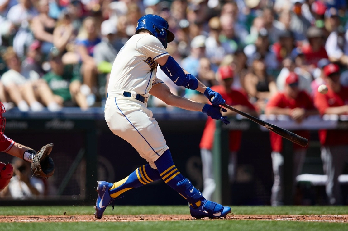 Toletazo de Jesse Winker de los Marineros de Seattle que acarreó un total de cuatro carreras en el juego ante Angelinos de Los Ángeles. Foto Ap