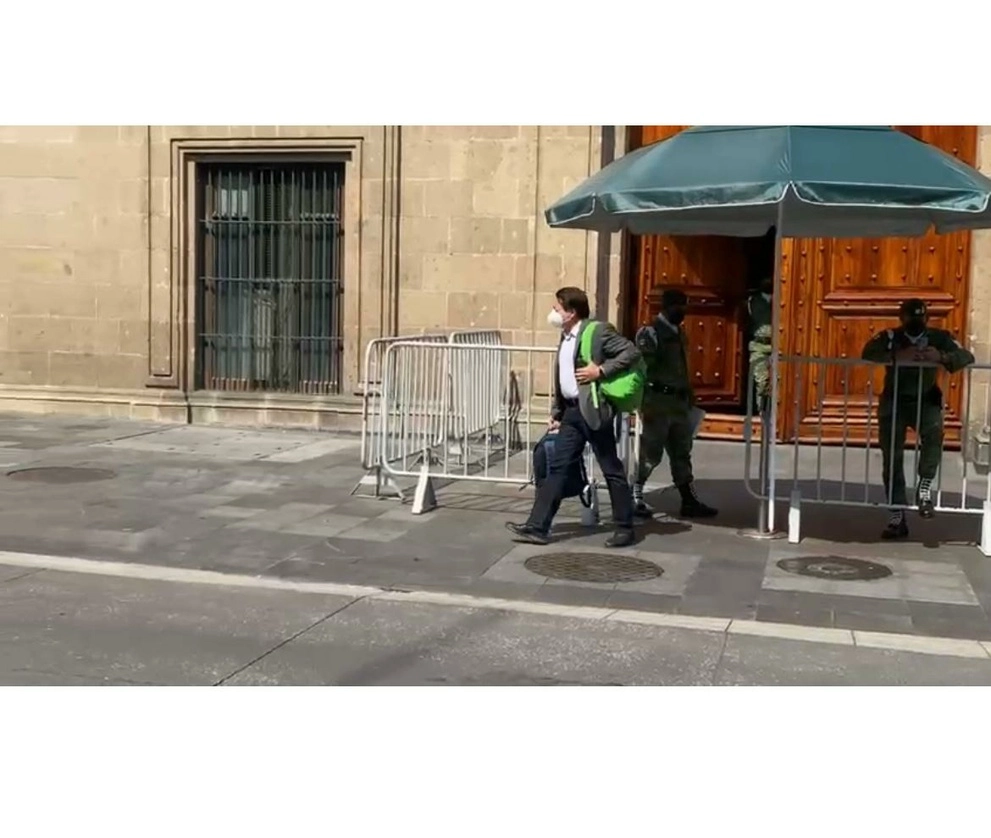 El líder de Morena, Mario Delgado, al salir de Palacio Nacional, Ciudad de México, el 4 de noviembre de 2021. Foto 'La Jornada'