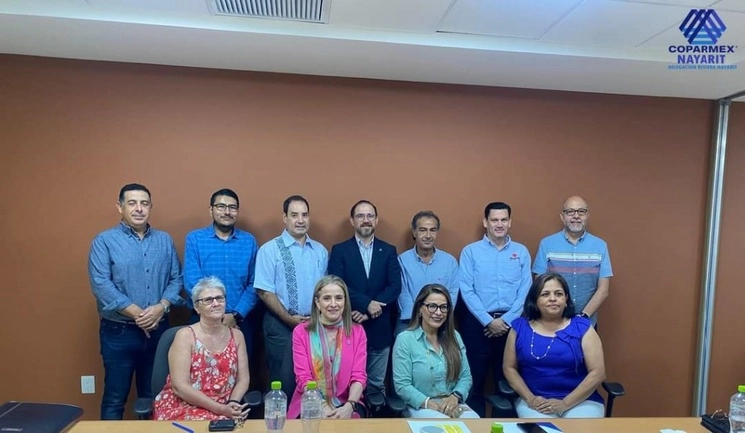 Enrique Echevarría Aldrete y Mario Nasser, cuarto y quinto de izquierda a derecha, dirigentes de Coparmex en Nayarit y Bahía de Banderas, respectivamente. Foto cortesía Coparmex Nayarit