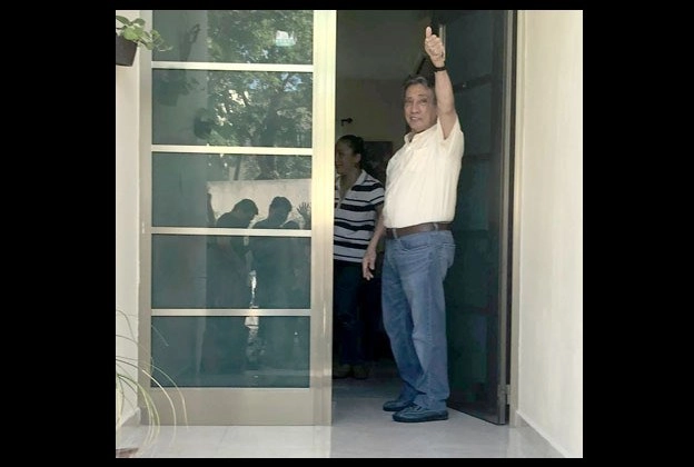 Mario Villanueva Madrid, ex gobernador de Quintana Roo, fue recibido con exclamaciones y aplausos por familiares y amigos en la residencia de su cónyuge. Foto cortesía de la familia