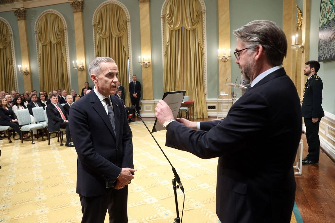 El Primer Ministro designado de Canadá, Mark Carney (izq.), y el Secretario del Consejo Privado, John Hannaford, durante la ceremonia de juramentación de Carney en Rideau Hall, en Ottawa, Canadá, el 14 de marzo de 2025. 