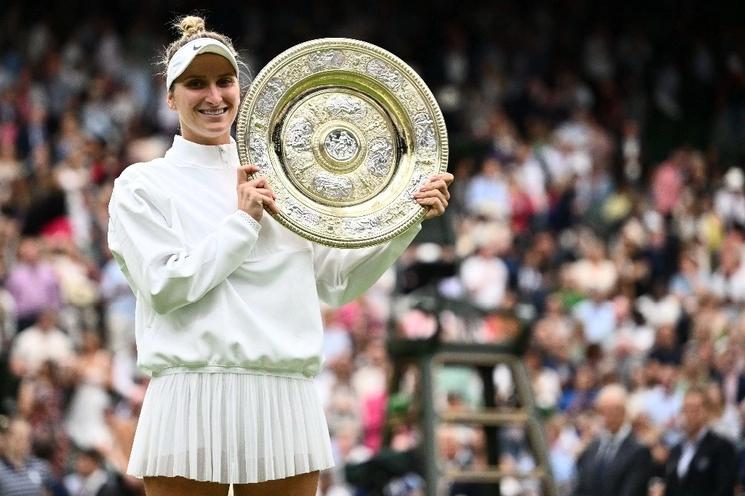 La tenista checa, MArketa Vondrousova, ganó en Wimbledon su primer título de ‘Grand Slam’. Foto Afp