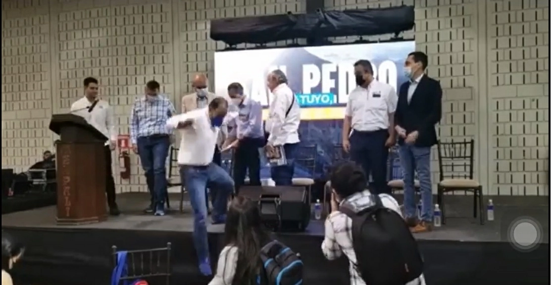 El dirigente cayó pero se reincorporó de inmediato.