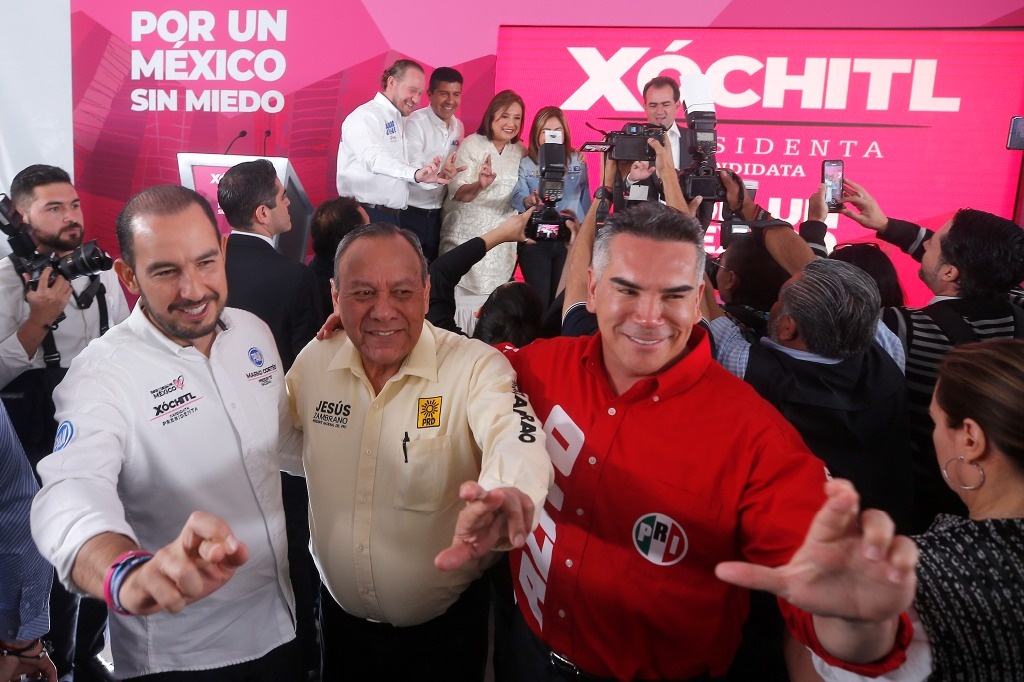 Marko, Zambrano and ‘Alito’ steal a camera from Xóchitl