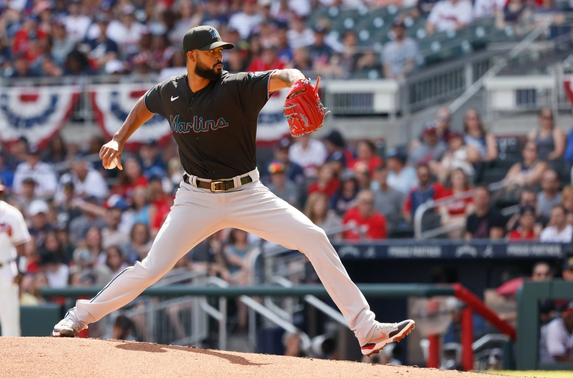 El lanzador abridor de los Marlins de Miami, Sandy Alcántara, lanza en la primera entrada contra los Bravos de Atlanta. Foto Ap