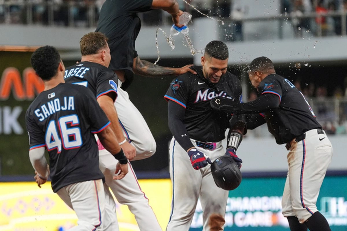 Beisbolistas de los Marlins de Miami festejan al término del encuentro. Foto 