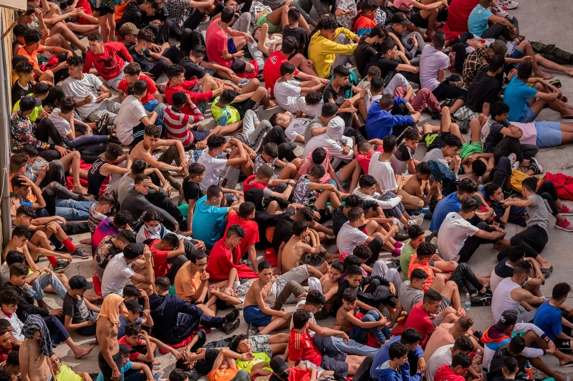 Migrantes detenidos en Ceuta, España. Foto Ap