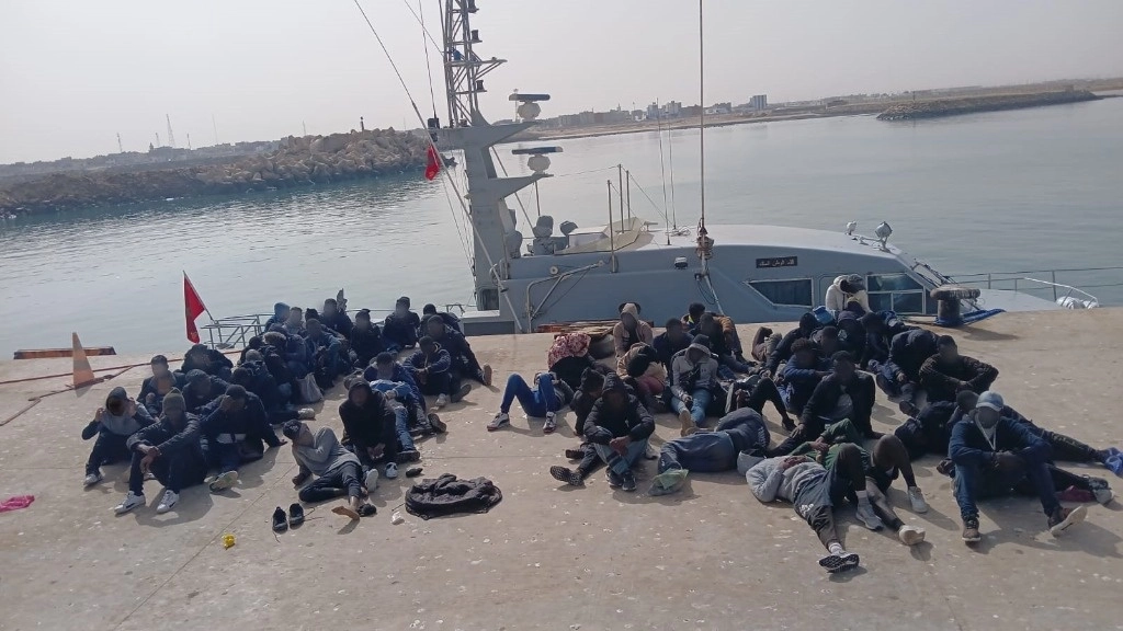 Las Fuerzas Armadas de Marruecos han anunciado este domingo el rescate de 118 migrantes, entre ellos tres menores y nueve mujeres, frente a las costas de la ciudad de Tarfaya, en el sur del país, y que se encontraban repartidos en dos embarcaciones que supuestamente se dirigían hacia las Islas Canarias. Foto Europa Press