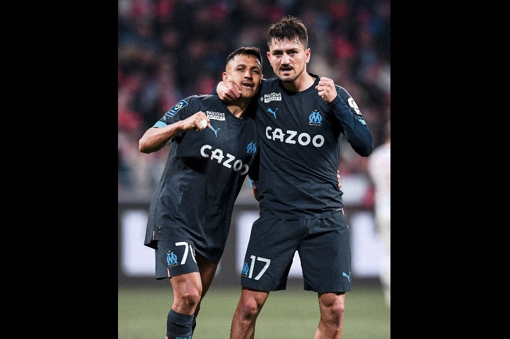 Cengiz Under (derecha) del club Marsella anotó el primer gol del partido ante Lyon, al minuto 44. Foto Tomada del Twitter @OM_Officiel