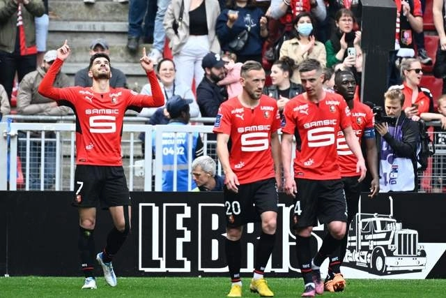 Jugadores del Rennes celebrar su triunfo 5-0 ante el Lorient lo que lo ubica entre los tres primeros de la Ligue 1. Foto Afp