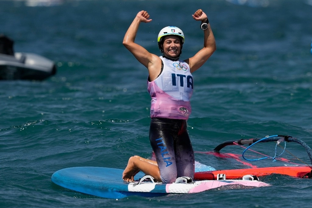 La italiana, Marta Maggetti, se proclamó campeona olímpica en la final femenina de windsurf, prueba que se realizó en las aguas del mar Mediterráneo. Foto Ap