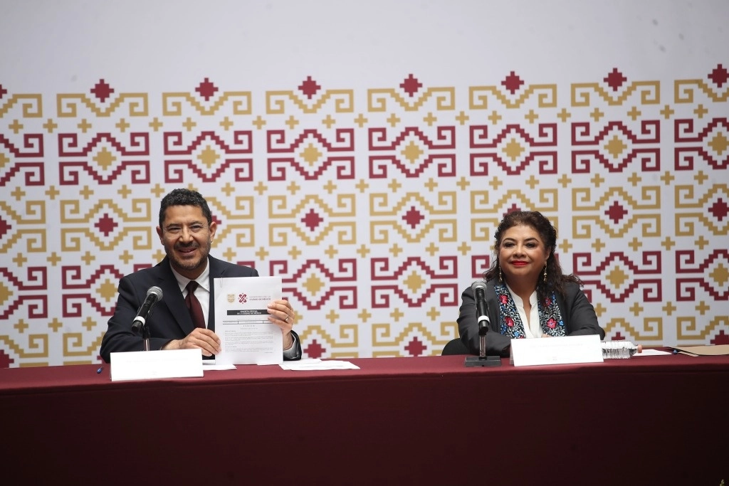 El jefe de Gobierno de la Ciudad de México, Martí Batres, y su homóloga electa, Clara Brugada, encabezan la instalación de la Comisión de Transición, en el Antiguo Palacio del Ayuntamiento, el 29 de agosto de 2024. Foto Yazmín Ortega Cortés