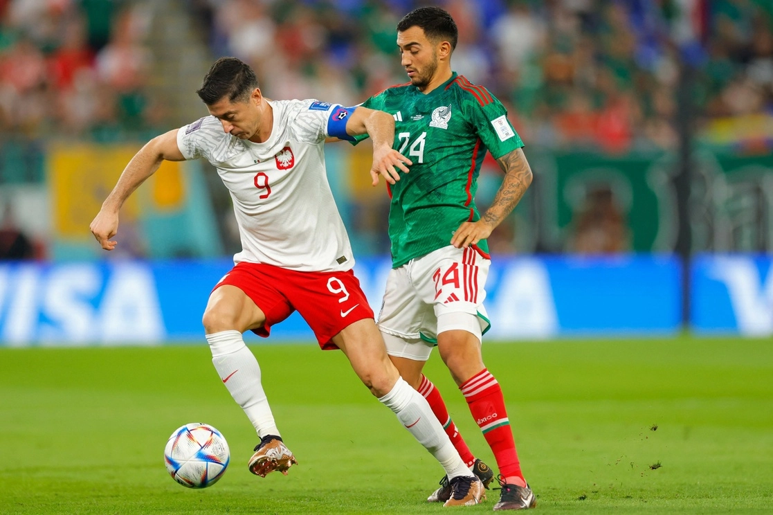 El polaco Robert Lewandowski y el mexicano Erick Gutiérrez disputan el balón durante el partido en el estadio 974 en Doha, el 22 de noviembre de 2022. Foto Afp