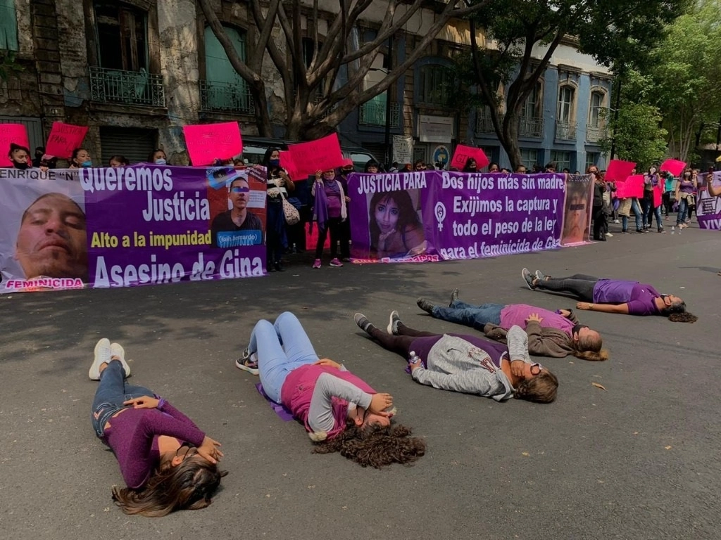 En imagen de archivo, un grupo de feministas protesta afuera de la Secretaría de Gobernación, en exigencia por la detención del asesino de una mujer en Ecatepec. Foto Alfredo Domínguez