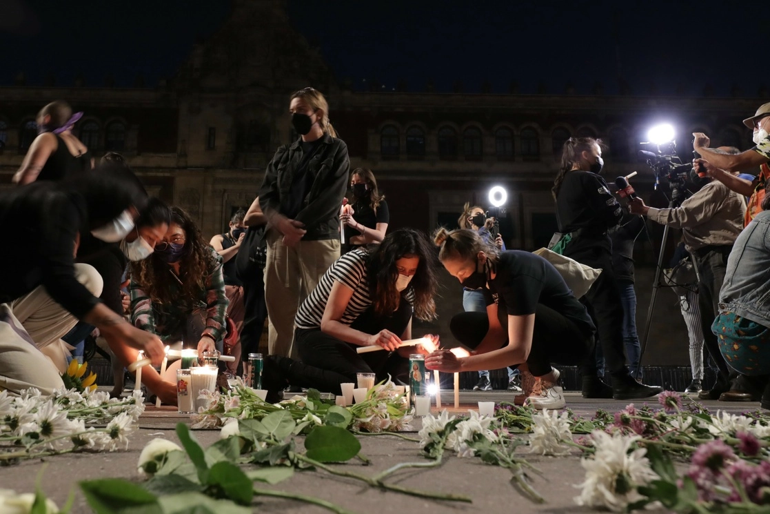 Mujeres de diferentes organizaciones, colectivos y sociedad civil, colocan flores y velas en la Plaza de la Constitución, para pedir la intervención del gobierno en los casos de violencia y desaparición de mujeres en el país. Foto Roberto García/ archivo