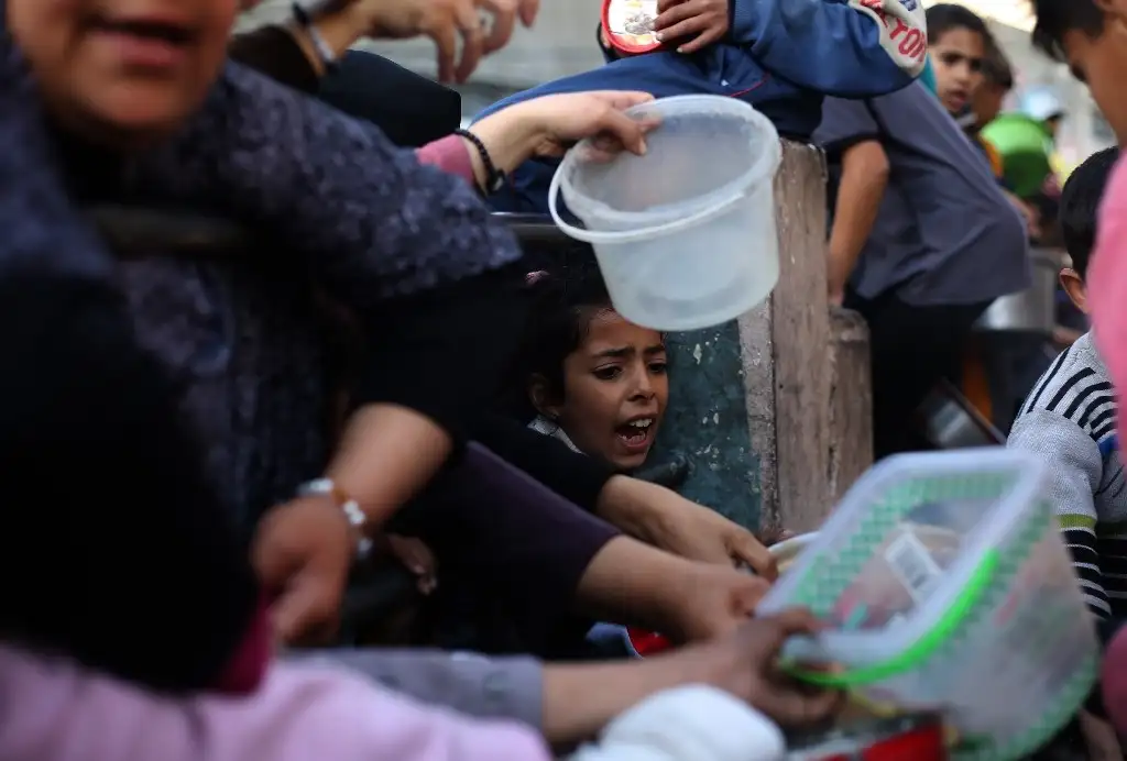 Desplazados por la incursión israelí en la franja de Gaza buscan recibir ayuda en el campo de refugiados de Rafah. Foto Xinhua.