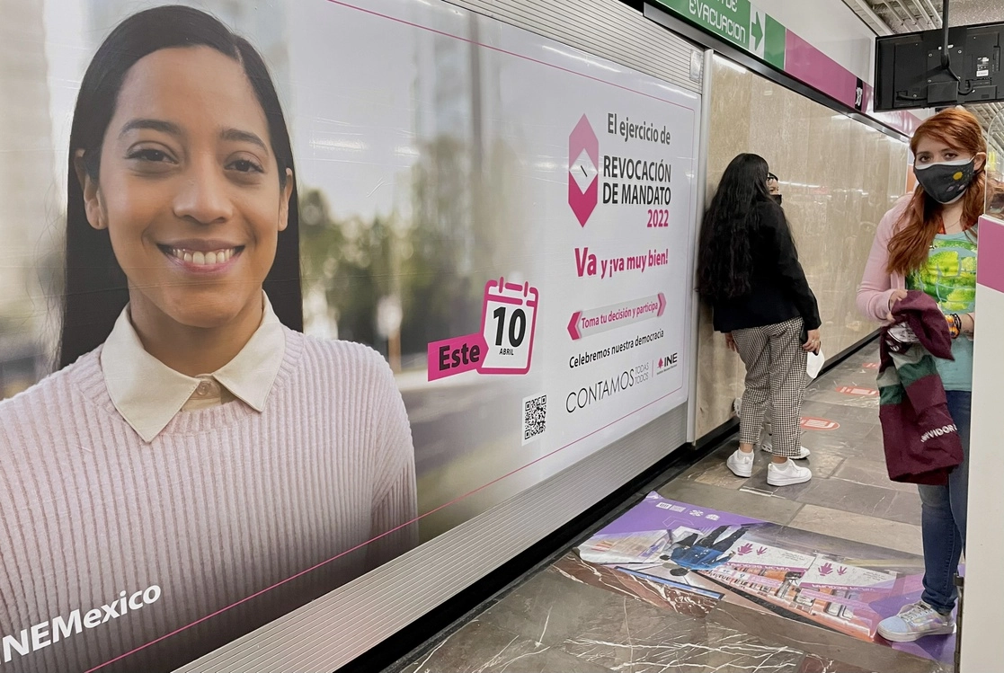 Cartel sobre la revocación de mandato presidencial instalado por el Instituto Nacional Electoral, organizador de la consulta del 10 de abril, en una estación del Metro de la Ciudad de México. Foto Yazmín Ortega Cortés