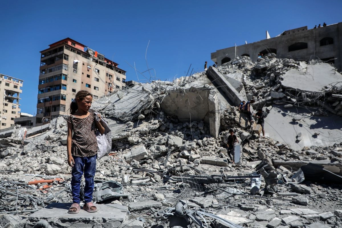 Una niña palestina en las inmediaciones de los escombros de la Torrre Taiba, un edificio de 11 pisos destruido por Israel al oeste de la ciudad de Gaza, el 11 de septiembre de 2025. Foto

