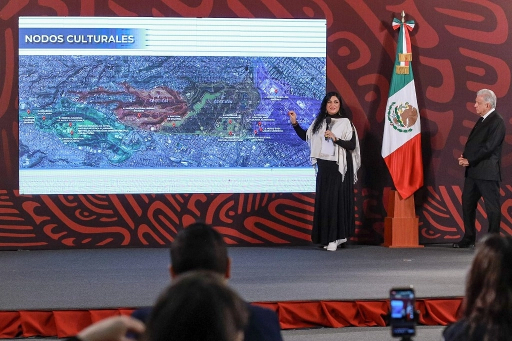 El proyecto incluyó la adhesión de 180 hectáreas al bosque, convirtiéndose así en el espacio ambiental y cultural más grande del mundo, con 866 hectáreas. Aquí, el primer mandatario atiende a la presentación de la titular de Cultura federal. Foto cortesía de la SC