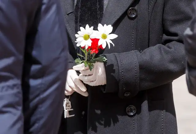 Durante un entierro de una víctima del coronavirus en el cementerio municipal del sur de Madrid. Foto Afp 