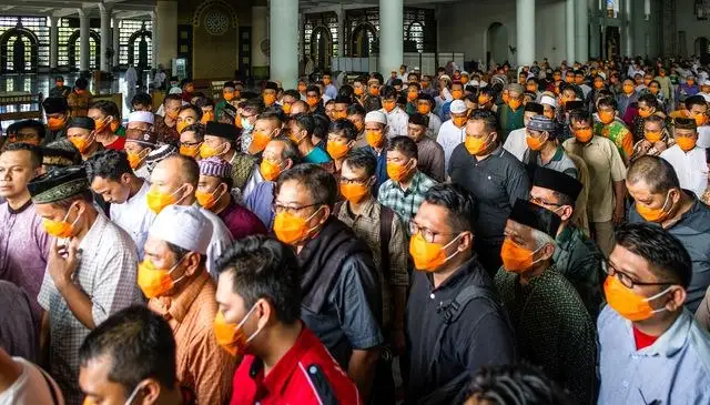Personas con cubrebocas como medida contra el coronavirus, en una mezquita de Surabaya, en Java, Indonesia. Foto Afp 