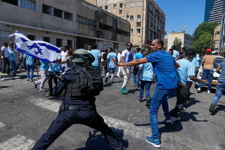 Policía se enfrenta con manifestantes eritreos en Tel Aviv, Israel. Foto Ap
