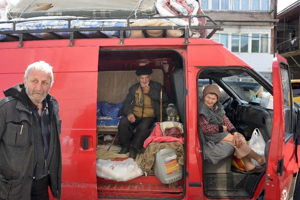 Refugiados de Nagorno-Karabaj en la ciudad armenia de Goris, en espera de ser trasladados a refugios en otras localidades. Foto Afp