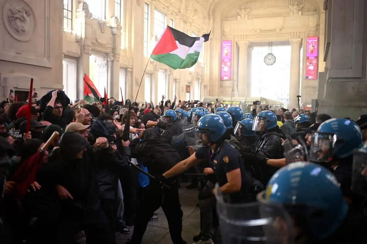 Con el lema “Bloqueemos todo, detengamos el genocidio”, alrededor de 100 mil trabajadores y estudiantes italianos realizaron una huelga general de 24 horas en varias ciudades. “Si no bloqueamos el comercio, la distribución de armas y todo lo demás con Israel, nunca lograremos nada”, declaró Walter Montagnoli, secretario nacional de la Confederación de Base Unitaria. En la imagen, manifestantes se enfrentan con policías en la estación de tren de Milán. Foto 