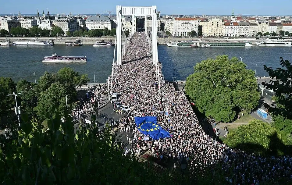 En Budapest, miles salieron a las calles pese a la prohibición del gobierno. Foto 