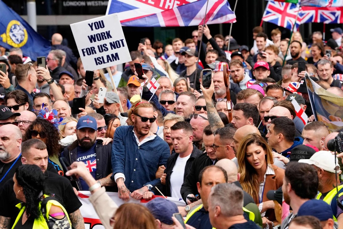El activista de extrema derecha británico Tommy Robinson (C), cuyo nombre real es Stephen Yaxley-Lennon, marcha con sus partidarios por el centro de Londres durante una protesta por la "libertad de expresión", el 13 de septiembre de 2025.