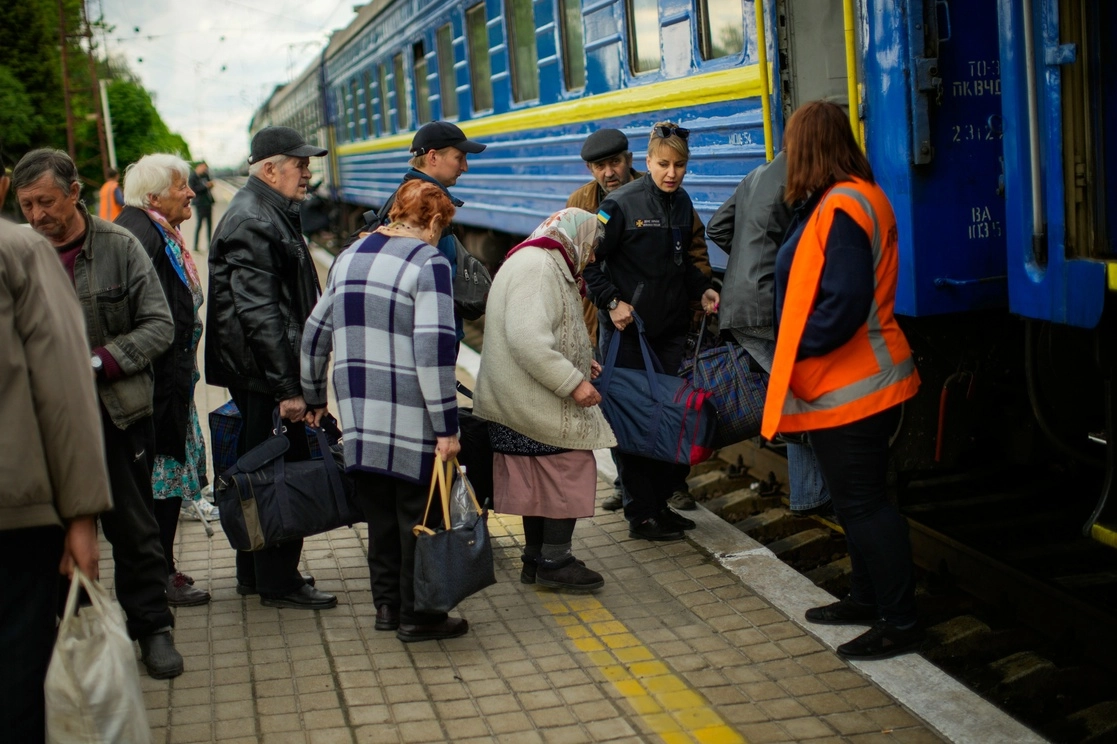Ucranios que huyen de los bombardeos, abordan un tren de evacuación en la estación de Pokrovsk al este de Ucrania. Foto Ap