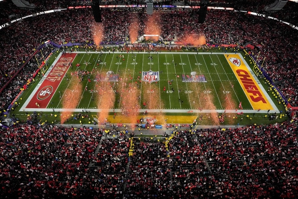 Las Vegas recibió por primera vez una final de la NFL; el estadio Allegiant estuvo repleto desde horas antes del partido. Foto Ap 